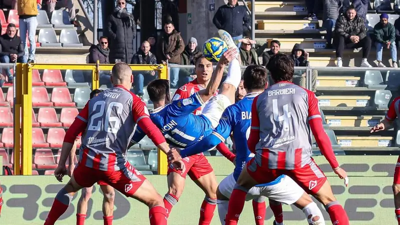 La rovesciata di Moncini contro la Cremonese © www.giornaledibrescia.it