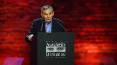 epa11856826 Holocaust survivor Marian Turski delivers a speech at a ceremony commemorating the 80th anniversary of liberation of the former German Nazi concentration and extermination camp KL Auschwitz-Birkenau in front of the historic gate of the former KL Auschwitz II-Birkenau in Brzezinka, Poland, 27 January 2025. The largest German Nazi extermination camp, KL Auschwitz-Birkenau, was liberated by the Red Army on 27 January, 1945. The world commemorates its liberation every year on January 27 as International Holocaust Remembrance Day. EPA/LUKASZ GAGULSKI POLAND OUT