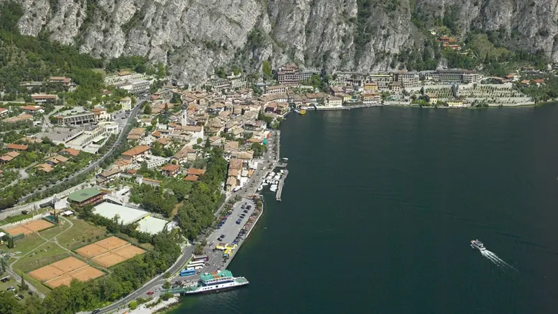 Una veduta panoramica di Limone sul Garda © www.giornaledibrescia.it