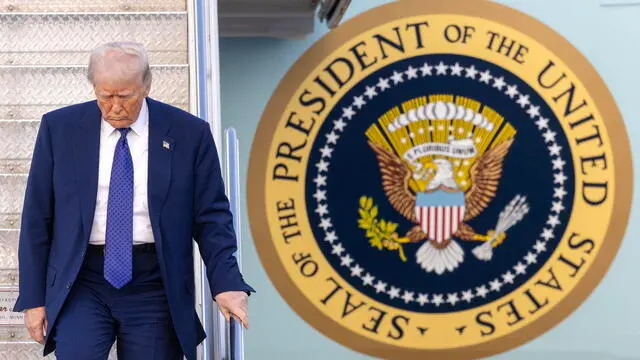 epa11897013 US President Donald J. Trump disembarks Air Force One after arriving at West Palm Beach airport in West Palm Beach, Florida, USA, 14 February 2025. EPA/CRISTOBAL HERRERA-ULASHKEVICH