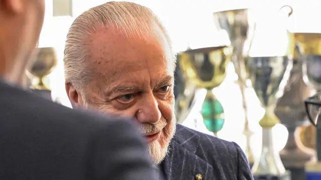 Il presidente della Campania Vincenzo de Luca e il presidente del Napoli Aurelio De Laurentiis nei saloni del Circolo Canottieri Napoli per la presentazione del libro di Gianni Pittella "Il garofano e la conchiglia", 23 gennaio 2025. ANSA / CIRO FUSCO