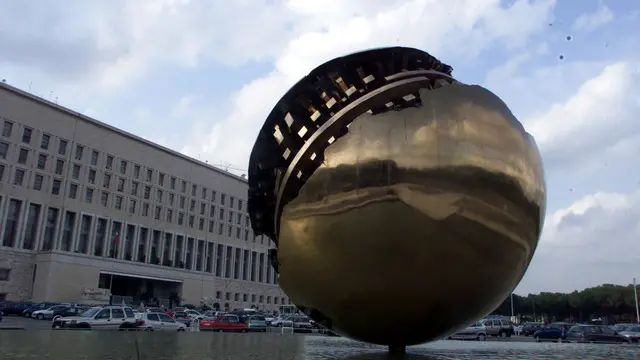 La sfera , scultura di Arnaldo Pomodoro , messa sotto sequestro dalla procura . ALESSANDRO BIANCHI / ANSA