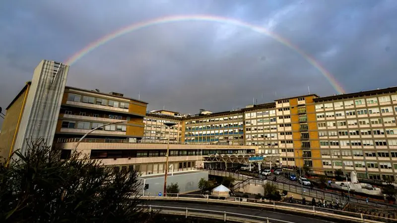 L'arcobaleno spuntato sopra il Gemelli di Roma - Foto Ansa © www.giornaledibrescia.it