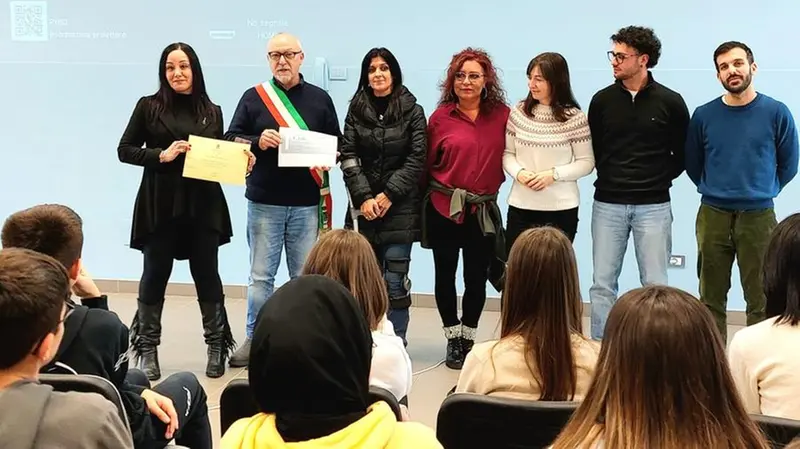 Un momento della premiazione delle classi al festival «Pestöm» - © www.giornaledibrescia.it