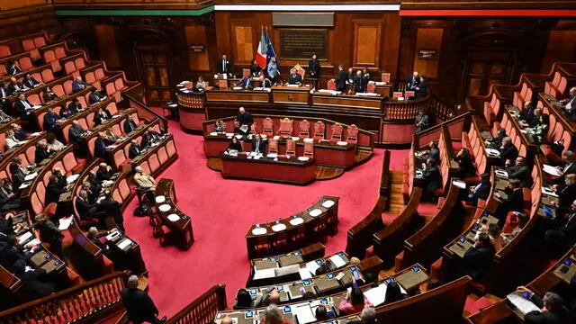 Panoramica dell'Aula nel corso delle comunicazioni del ministro della Difesa, Guido Crosetto, sulla cessione di mezzi, materiali ed equipaggiamenti militari in favore delle autorità governative dell'Ucraina,a Roma, 21 gennaio 2025. ANSA/MAURIZIO BRAMBATTI