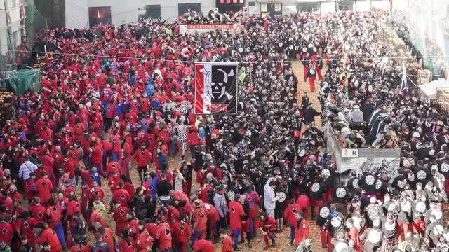 La piazza dei tiratori vista dall'alto, carnevale di Ivrea all'insegna della ripartenza. La prima giornata della battaglia delle arance il 19 febbraio 2023 ANSA/JESSICA PASQUALON