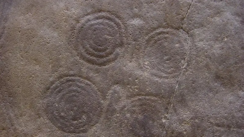 Il labirinto concentrico è l'immagine del lungo e all'apparenza interminabile percorso che l'essere umano fa nella vita