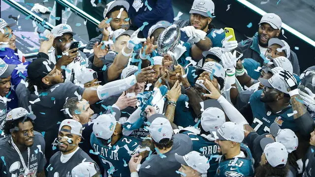 epaselect epa11885550 Philadelphia Eagles team members hold the Vince Lombardi Trophy as they celebrate defeating the Kansas City Chiefs during Super Bowl LIX at Caesars Superdome in New Orleans, Louisiana, USA, 09 February 2025. The Super Bowl is the annual championship game of the NFL between the AFC Champion and the NFC Champion and has been held every year since 1967. EPA/CJ GUNTHER