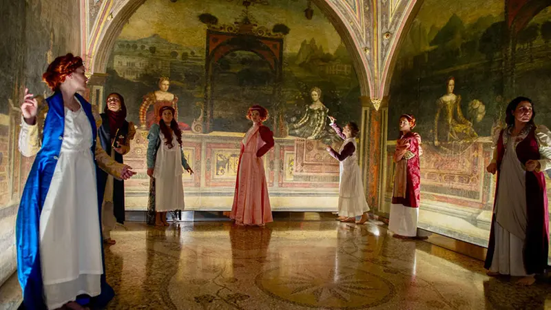 Le dame in un momento della performance - Foto Lucia Mazzocchi