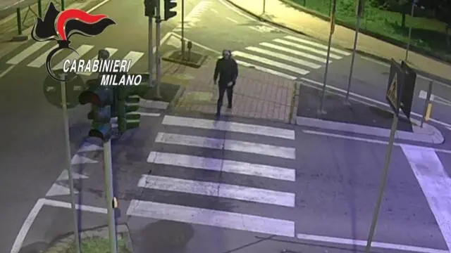 Un fermo immagine tratto da un video diffuso il 13 ottobre 2024 mostra Daniele Rezza, il 18enne di Rozzano che ha ucciso Manuel Mastropasqua, a Rozzano. ANSA/CARABINIERI +++ ANSA PROVIDES ACCESS TO THIS HANDOUT PHOTO TO BE USED SOLELY TO ILLUSTRATE NEWS REPORTING OR COMMENTARY ON THE FACTS OR EVENTS DEPICTED IN THIS IMAGE; NO ARCHIVING; NO LICENSING +++ NPK++