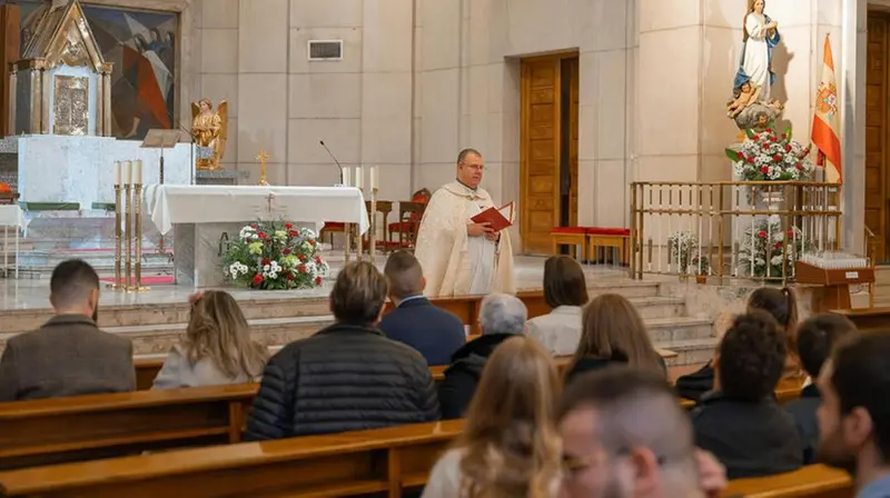 Un momento di preghiera della comunità cattolica