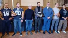 Il presidente Corti, coach Maggini e alcuni giocatori insieme all'assessore Cantoni - © www.giornaledibrescia.it