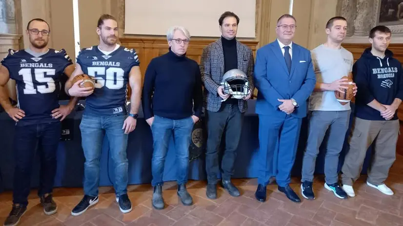 Il presidente Corti, coach Maggini e alcuni giocatori insieme all'assessore Cantoni - © www.giornaledibrescia.it