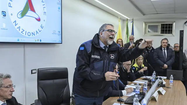 Da sinistra il sindaco di Bacoli Bacoli Josi Gerardo Della Ragione, , il direttore della Protezione Civile regionale Italo Giulivo, il sindaco della citta’ metropolitana di Napoli Gaetano Manfredi, il capo del Dipartimento della Protezione Civile Fabio Ciciliano, il prefetto di Napoli Michele di Bari,il sindaco di Pozzuoli Luigi Manzoni, il direttore dell’Osservatorio vesuviano Mauro Di Vitonella sede della Protezione Civile locale a Monterusciello incontrano la cittadinanza dei comuni Flegrei interessati dallo sciame sismico, 18 febbraio 2025 . ANSA CIRO FUSCO