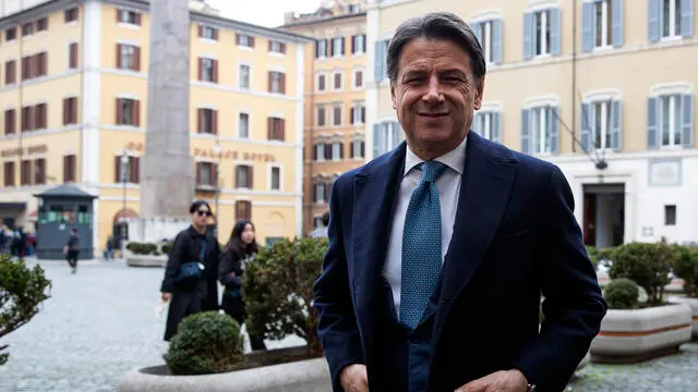 Il presidente del Movimento 5 Stelle (M5s) Giuseppe Conte davanti Montecitorio, Roma, 19 febbraio 2025. ANSA/ANGELO CARCONI