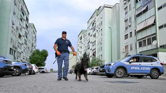 Special police units, financial police and carabinieri, take part in the joint operation in Parco Verde (Green Park) of Caivano District in Naples, Italy, 14 September 2023. In total, 400 officers were involved. ANSA/CIRO FUSCO