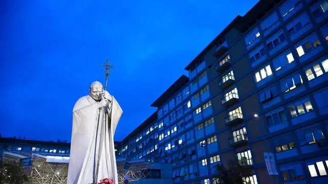 Alcuni lumini posizionati sotto la statua di Giovanni Paolo II all’ingresso del Policlinico Gemelli, dove è ricoverato Papa Francesco, Roma, 19 febbraio 2025. ANSA/ALESSANDRO DI MEO