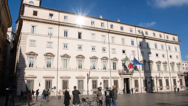 Giornalisti in Piazza Colonna in attesa del Consiglio dei ministri a Roma, 21 gennaio 2022. ANSA/MAURIZIO BRAMBATTI