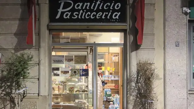 I rilievi in piazzale Gambara dove una persona è morta e l'altra è rimasta ferita in modo grave durante una sparatoria in un panificio pasticceria, Milano, 15 febbraio 2025. Sul posto sono intervenuti gli operatori del 118 con due ambulanze e due automediche in codice rosso. Presenti anche le volanti della polizia e gli agenti della scientifica per eseguire i primi accertamenti. ANSA/ PAOLO SALMOIRAGO