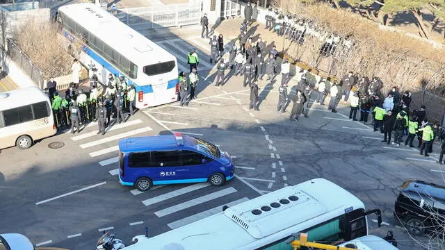 epa11908768 A Ministry of Justice vehicle (blue) carrying South Korea's impeached President Yoon Suk Yeol drives en route to the Seoul Central District Court in the capital, South Korea, on 20 February 2025, as Yoon will attend the first hearing of his criminal trial on insurrection charges in connection with his short-lived imposition of martial law in December. EPA/YONHAP SOUTH KOREA OUT