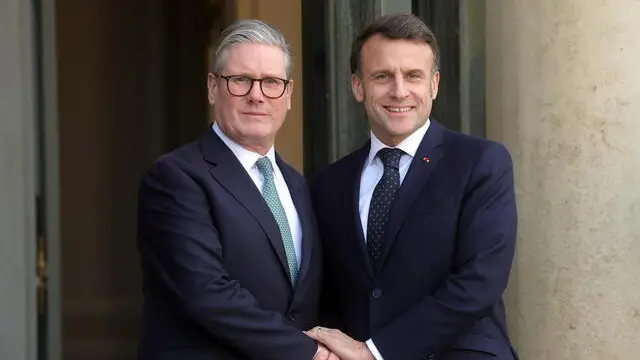 epa11903002 French President Emmanuel Macron (R) welcomes British Prime Minister Keir Starmer (L) ahead of a meeting on war in Ukraine and European security at the Elysee Palace in Paris, France, 17 February 2025. EPA/TERESA SUAREZ