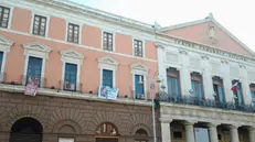 (ANSA) - BARI, 7 NOV - Il Palazzo di Città, sede del Comune di Bari, e il Teatro comunale Piccinni.