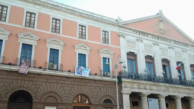 (ANSA) - BARI, 7 NOV - Il Palazzo di Città, sede del Comune di Bari, e il Teatro comunale Piccinni.