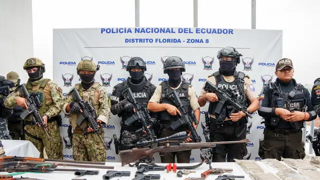 epa11908040 Members of the police and army stand guard next to weapons and drug packages seized during a security operation at Flor de Bastion neigborhood in Guayaquil, Ecuador, 19 February 2025. Some of the 1,000 members of Ecuador National Police and 400 of the Armed Forces were deployed to contain violence at one of the most critical area in the Guayas province, Southwestern of Ecuador. EPA/Mauricio Torres