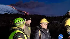 L' Etna come Roccaraso, un migliaio di persone sul vulcano. Capo Protezione civile regionale: 'Strade bloccate, è un rischio' (il terzo da sinistra è Salvo Cocina, capo dipartimento della Protezione civile della regione Siciliana)