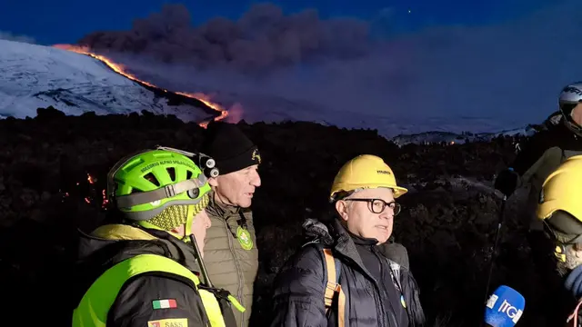 L' Etna come Roccaraso, un migliaio di persone sul vulcano. Capo Protezione civile regionale: 'Strade bloccate, è un rischio' (il terzo da sinistra è Salvo Cocina, capo dipartimento della Protezione civile della regione Siciliana)