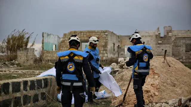 epa11807782 Members of a specialized team from the Syrian Civil Defense prepare sandbags as they work in an area to remove unexploded ordnance in the town of Tell Mannas in the southern Idlib countryside, Syria, 05 January 2025. Teams from the White Helmets humanitarian group are surveying residential areas and agricultural lands to eliminate unexploded ordnance launched during the conflict between the ousted Syrian regime and rebels. The White Helmets reported 32 civilian deaths and 43 injuries due to explosions from war remnants and landmines across Syria between 27 November 2024 and 04 January 2025. EPA/BILAL AL HAMMOUD