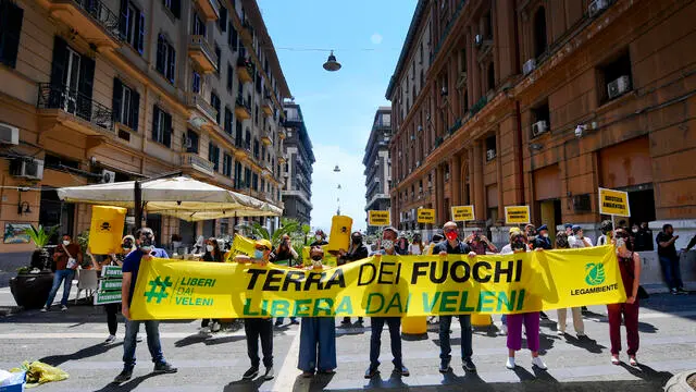 Il flash mob degli attivisti di Legambiente a Napoli sotto la sede della giunta regionale della Campania con cui prende il via la campagna itinerante #liberidaiveleni per mettere in luce mancate bonifiche e situazioni di inquinamento come l'area di comuni campani nota come Terra dei Fuochi, 4 giugno 2021. ANSA / CIRO FUSCO