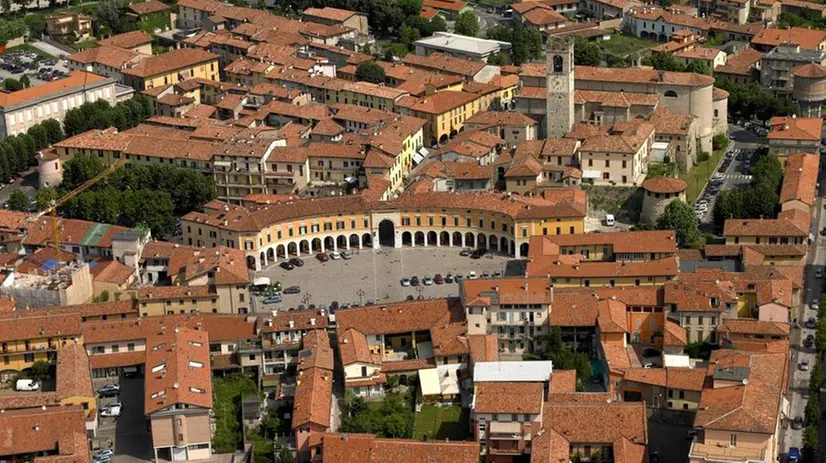 Uno scorcio della storica piazza di Rovato