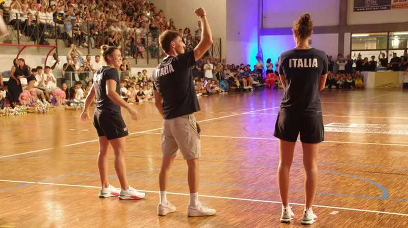 Alice Bellandi, Giovanni De Gennaro e Anna Danesi durante le celebrazioni per gli ori vinti alle Olimpiadi © www.giornaledibrescia.it