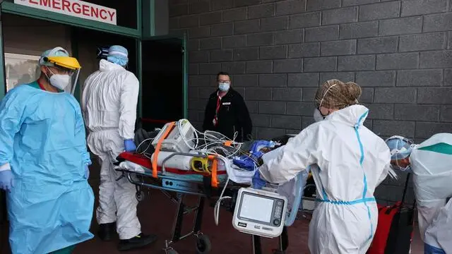 Il primo paziente di coronavirus all’ospedale da campo degli alpini nella fiera di Bergamo, 2 novembre 2020. Ansa Filippo Venezia