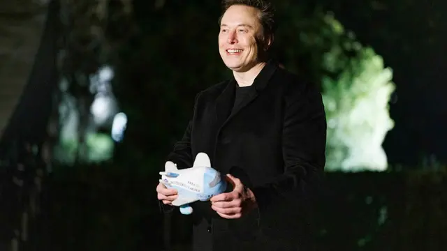 epa11908847 Billionaire Elon Musk carries an Air Force One plush toy as he arrives back to the White House in Washington, DC, USA, 19 February 2025. Trump returned to Washington after attending an investment summit backed by Saudi Arabiaâ€™s sovereign wealth fund in Miami, Florida. EPA/AARON SCHWARTZ / POOL