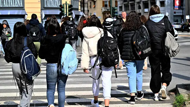 Studentesse all'uscita da scuola - Foto Ansa © www.giornaledibrescia.it