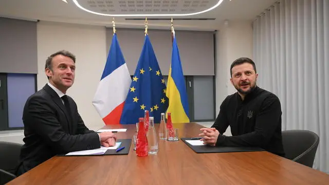 epa11784305 France's President Emmanuel Macron (L) and Ukraine's President Volodymyr Zelensky (R) pose before a meeting at the European Council in Brussels, Belgium, 18 December 2024, on the sideline of EU and Western Balkans leaders meeting in Brussels to discuss strengthening regional cooperation and partnerships. EPA/NICOLAS TUCAT / POOL