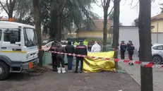 Tovato morto nella sua auto, una Golf bianca parcheggiata in piazza Omegna, non lontano dalla sua abitazione di Lodi, Roberto Bolzoni, il 61enne scomparso domenica sera da casa. L'uomo è stato rinvenuto riverso sul sedile del guidatore, 18 febbraio 2025. ANSA/MAZZA