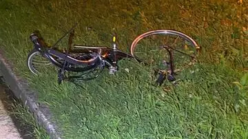 Due 15enni in bici, un ragazzo e una ragazza, che stavano attraversando sulle strisce, a Garbagnate, nel Milanese, sono stati travolti da un furgone, la scorsa notte. Il giovane è morto, la sua amica è grave in ospedale. L'autista, un 32enne romeno che si è poi fermato a prestare soccorso, era positivo all'alcoltest e senza patente: è stato arrestato per omicidio stradale. ANSA/US CARABINIERI ANSA PROVIDES ACCESS TO THIS HANDOUT PHOTO TO BE USED SOLELY TO ILLUSTRATE NEWS REPORTING OR COMMENTARY ON THE FACTS OR EVENTS DEPICTED IN THIS IMAGE; NO ARCHIVING; NO LICENSING NPK