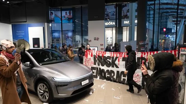 Flashmob concessionaria Tesla Piazza Gae Aulenti contro il sostegno di Elon Musk alla estrema destra , Milano, 20 Febbraio 2025, Ansa/Andrea Fasani