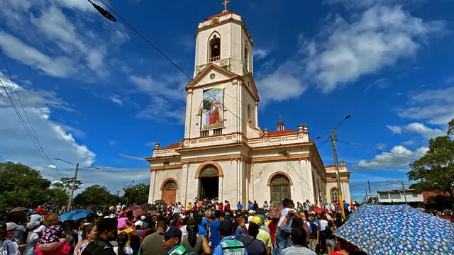 epa10196102 Parishioners attend the church of San Jeronimo during the celebration of the lowering of the image in the city of Masaya, Nicaragua, 20 September 2022. Hundreds of police officers, including members of special operations and riot police, were quartered around the San Jeronimo parish to enforce the ban on festivities established by the National Police and released by the Archdiocese of Managua on 17 September. EPA/STR