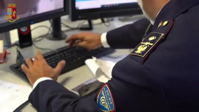 Un fermo immagine tratto da un video della polizia di Roma, 25 giugno 2022: Per produzione e detenzione di ingente quantitativo di materiale pedopornografico la Polizia Postale di Roma e Lazio ha arrestato tre uomini in flagranza di reato. Si tratta di un imprenditore romano di 48 anni "che scambiava immagini e video della figlia minore per essere ammesso in un gruppo esclusivo pedopornografico", di un giovane di Viterbo di 26 anni "trovato in possesso di ingente materiale pedopornografico" e di un cameramen romano di 32 anni per detenzione di ingente materiale pedopornografico. L'imprenditore, già arrestato nel 2018 per detenzione di un ingente quantitativo di file pedopornografici, aveva appena terminato di scontare la condanna, ed è stato intercettato su una nota piattaforma di messaggistica "sulla quale, interloquendo in lingua inglese, manifestava interesse sessuale nei confronti dei minori: allo scopo di essere inserito in un successivo gruppo esclusivo di scambio di materiale pedopornografico, dichiarando di avere due figlie di 14 e 6 anni, inviava foto raffiguranti minori in biancheria intima". ANSA/POLIZIA EDITORIAL USE ONLY NO SALES