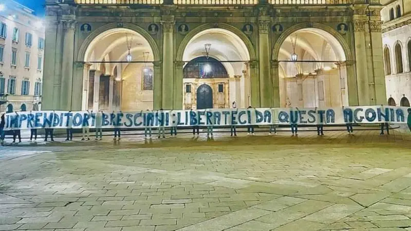 Lo striscione esposto dalla Curva Nord fuori dal Palazzo Loggia © www.giornaledibrescia.it