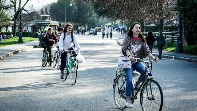 Molte persone si godono la giornata di inizio primavera al parco del Valentino. Torino 21 marzo 2024 ANSA/TINO ROMANO