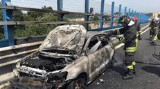 Auto incendiata su tangenziale con ricercatrice morta