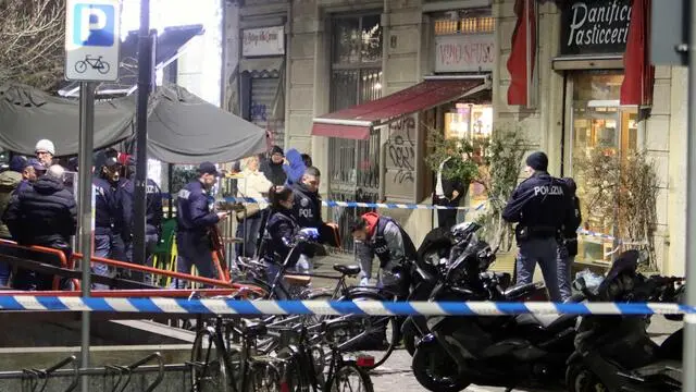 I rilievi in piazzale Gambara dove una persona è morta e l'altra è rimasta ferita in modo grave durante una sparatoria in un panificio pasticceria, Milano, 15 febbraio 2025. Sul posto sono intervenuti gli operatori del 118 con due ambulanze e due automediche in codice rosso. Presenti anche le volanti della polizia e gli agenti della scientifica per eseguire i primi accertamenti. ANSA/ PAOLO SALMOIRAGO
