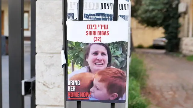 epa11906501 A poster of Israeli hostage Shiri Bibas near a protest camp of hostages' families near Prime Minister Netanyahu's residence in Jerusalem, 19 February 2025. Hamas announced that the bodies of Shiri Bibas and her toddler sons, Ariel and Kfir, along with another dead hostage, would return to Israel in coffins on 20 February. According to Israel's military, around 100 Israeli hostages remain in captivity in the Gaza Strip, including the bodies of at least 33 confirmed dead. EPA/ABIR SULTAN