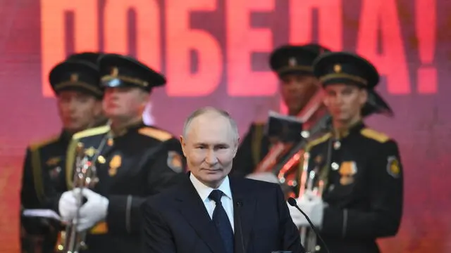 epa11857002 Russian President Vladimir Putin speaks during a ceremony to present medals marking 80 Years of Victory in the Great Patriotic War of 1941-1945 to St .Petersburg residents - participants in WWII, on the 81st anniversary of the lifting of the siege of Leningrad, at the Oktyabrsky Concert Hall in St. Petersburg, Russia, 27 January 2025. Up to 700,000 civilians are believed to have died from hunger, frost, shelling and air bombardment during the siege that lasted some 900 days. EPA/GRIGORY SYSOEV /KREMLIN / POOL