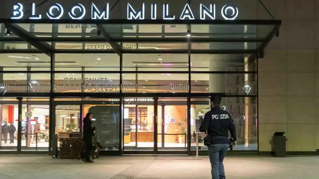 Ragazzo aggredito a coltellate davanti il centro commerciale Merlata Bloom, Polizia Di Stato sul posto, Milano, 21 Febbraio 2025, Ansa/Andrea Fasani